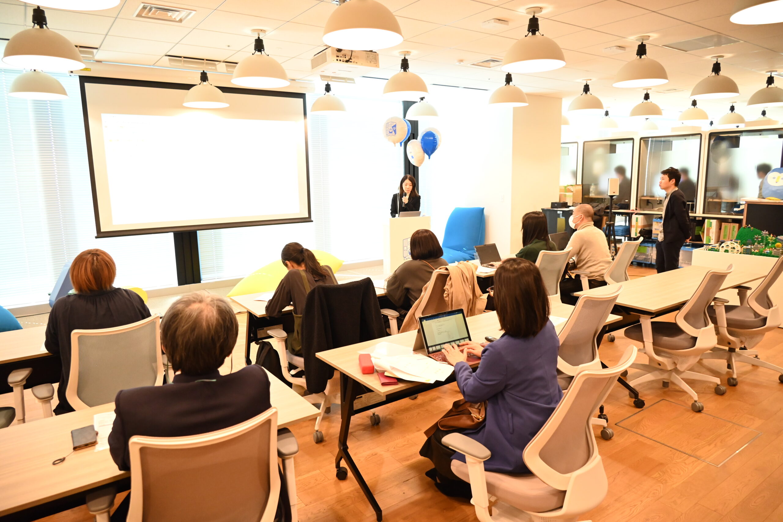 現場に潜入！】メディアと密なコミュニケーションが取れる「ラウンドテーブル」とは？ | KMCgroup株式会社